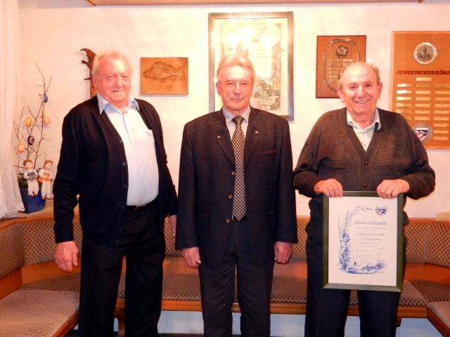 Generalversammlung: Anton Gutmann (links) wurde vom Schatzmeister des Fischereiverbandes Schwaben Erich Thren (Mitte) für 50-jährige Mitgliedschaft beim KFV Aichach ausgezeichnet. Konrad Limmer (rechts) wurde aufgrund seiner besonderen Verdienste die Ehrenmitgliedschaft verliehen.